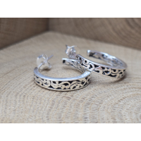 Echt zilveren oorbel stekers bewerkt.